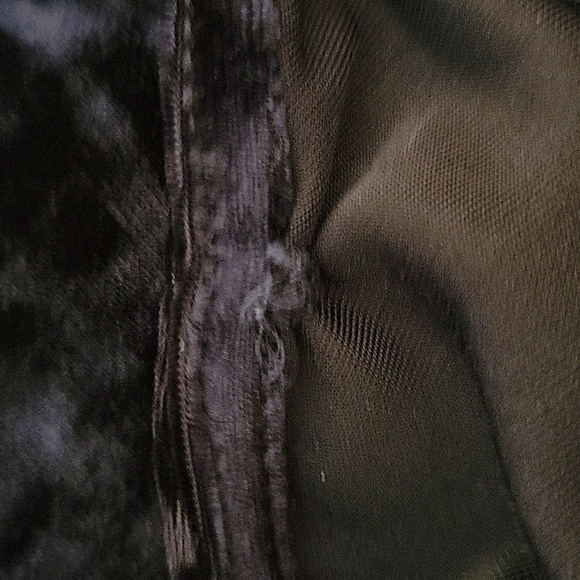 Andree BY UNIT Navy Blue Embroidered V-Neck Velvet Festival Blouse - Picture 10 of 10